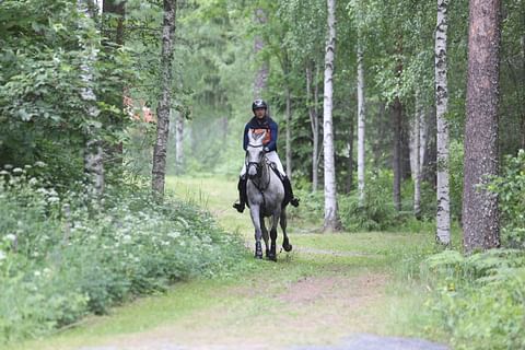 Kultamitalisti Axel Lindberg ja Bonapartis SM-kisojen maasto-osuudella 2024. 