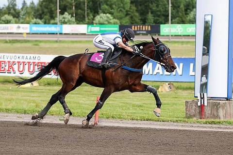 Iina Aho kurkotti Sandersonin kanssa ensimmäisenä maalilinjalle.