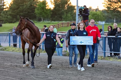 Ravihevonen Jason's Camden  taustavoimineen Kymi GP:n esittelyssä.