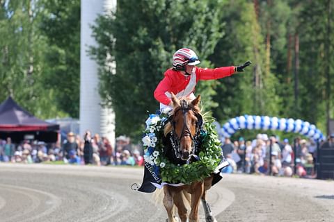 Nevan Lupaus sai seppeleen kaulaansa montén Suomen mestaruuden merkiksi.