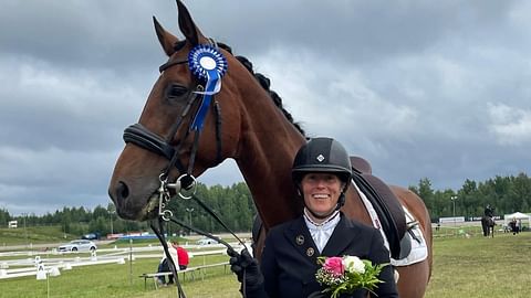 Voittajaa hymyilyttää. Hanne-Mari Kiuttu ja Cherubin. 