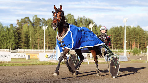 Stoneisle Sandrine ja Tiia Vehviläinen Martti Keskisen ajajamestaruuden finaalin voittajina.