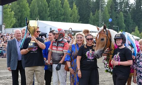 Suven Sametti kruunattiin kuningattareksi. Lähimpänä hevosta Suvi Perttunen (kuvassa vasemmalla) ja Pinja Kalenius. Juhlimassa myös hevosen omistavat Nea Vikström, Pekka Kairtamo ja Tapio Perttunen.