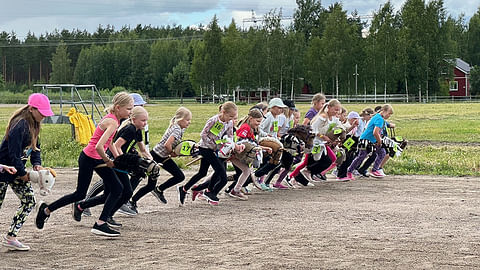 Keppihevoslähtö oli täynnä nuoria innokkaita kisailijoita, jotka kaikki saivat runsaan palkinnon suorituksestaan.