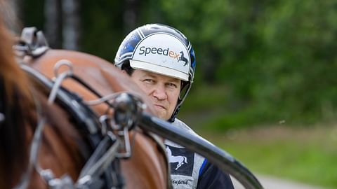 Antti Ojanperä hevosen kärryillä.