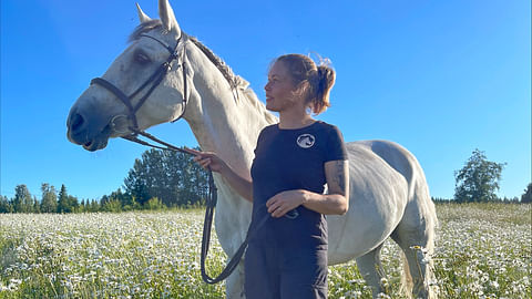 Miisa Wikman on perehtynyt hevosten lihavuuteen.  "Joillekin laidun on tappotuomio. Ja piste", hän sanoo. 