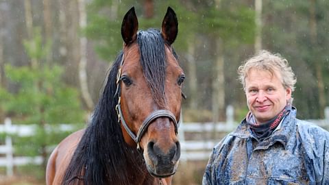 Ravihevonen Le Gros Bill ja ravivalmentaja Ari Viander