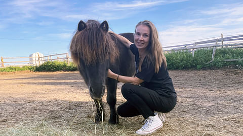 Emilia Pätsi aloittaa nuorten ravikoulun.