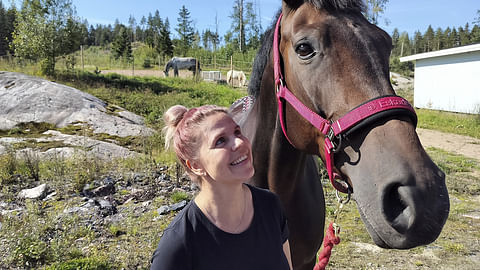 Emilia Frisk teippasi Outi Juntin Carina-hevosta Stall Engblomilla Perniössä.