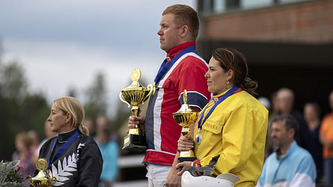 Podiumille MM-taiston tauottua nousivat kolmanneksi sijoittunut Cheree Wigg, voittaja Ove Bakkevold Reime ja toiseksi ohjastanut Antonia Vaquer Staschel.