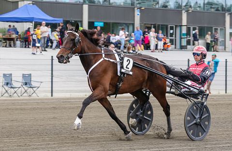 Redemption ravasi ennätyksekseen 12,0aly. Santtu Raitala ajoi ison osan hevosen starteista.