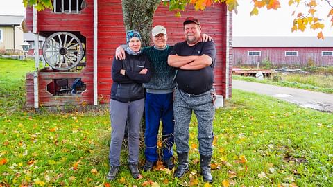 Hevoskasvatus kulkee perheessä. Muun muassa ravikuningatar Virin Camillan kasvattaneen Heikki Smolanderin työtä hevosten parissa jatkaa hänen tyttärensä Anna-Kaisa Tenhunen. Kaksikon välissä Heikin isä Toivo "Topi" Smolander.