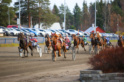 Dramaattinen maalisuora, Jockas Rita laukkaa sisäradalla.