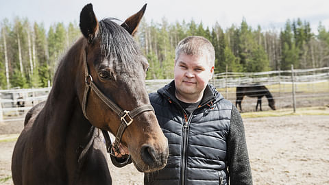 Janne Jääskeläisen kanssa poseeraa eläkepäiviään viettävä 22-vuotias lämminveriori Che Quevara.