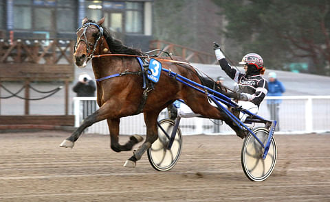 Lady-Liigan sankaritar Mira Oksakari ajokillaan Toni Barosso.