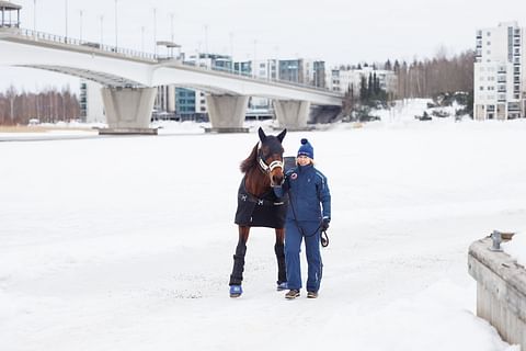 Kaisa-Leena Ahlroth kuvattuna Jyväskylän jääraveissa maaliskuussa 2024.