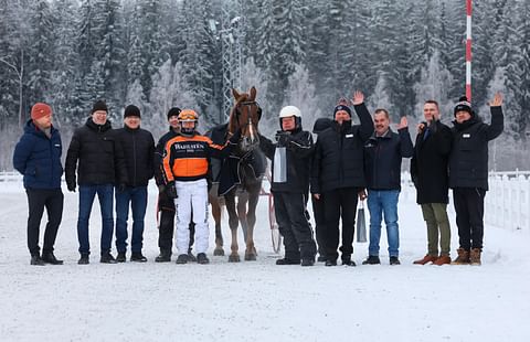 Team Jokimaa, yhteistyökumppaneita ja Kimmo Niemelän valmentama Tuuskanen.