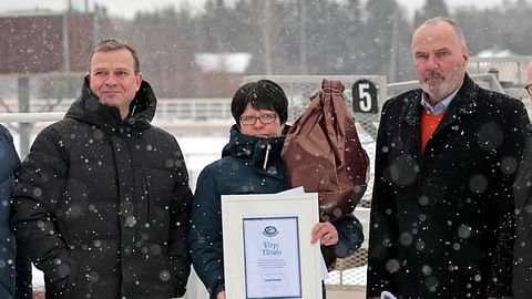 Pääministeri Petteri Orpo ja hevoskasvattaja Hannu Nivola olivat luovuttamassa Virpi Ylitalolle Hippoksen myöntämää kultaista ansiomerkkiä Turussa 5.1.2025.