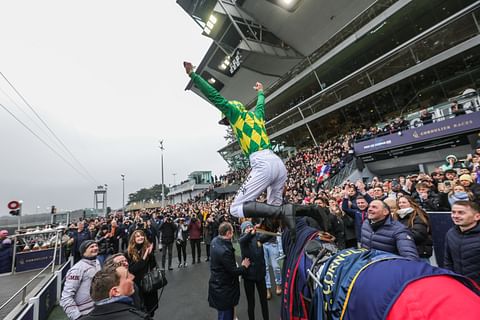 Eric Raffinin riemua Joumba de Guez voitettua Prix de Cornulierin.