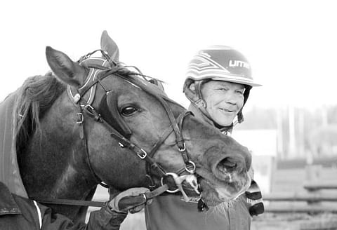 Harri Konttinen 6.12.1955 – 7.2.2025. Mukana kuvassa hänen elämänsä hevonen Huiman Pyste.