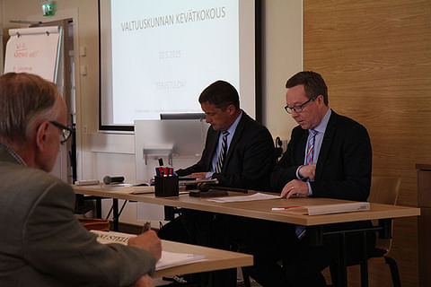 Pekka Soini pitää kirjaa ja Mika Lintilä johtaa kokousta.
