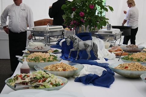 Jokimaan buffet-pöytien suunnittelussa panostetaan raaka-aineiden tuoreuteen ja sesonginmukaisuuteen. Kuva: Rinna Tammimetsä