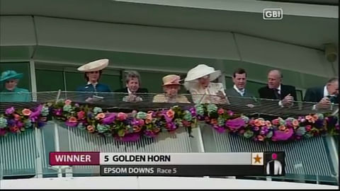 Kuninkaalliset katselivat innostuneesti uuden Epsomin Derbyn voittajan seremonioita parvekkeeltaan.