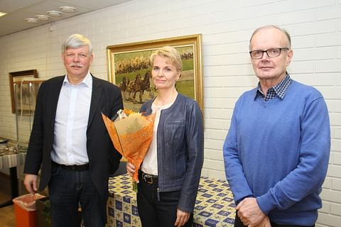 Vermon hallituksen entinen puheenjohtaja Kari Haapiainen (vas.) ja uusi puheenjohtaja Erkki Ala-Risku kukittivat Pia Blom-Johanssonin tämän tultua valituksi radan toimitusjohtajaksi.