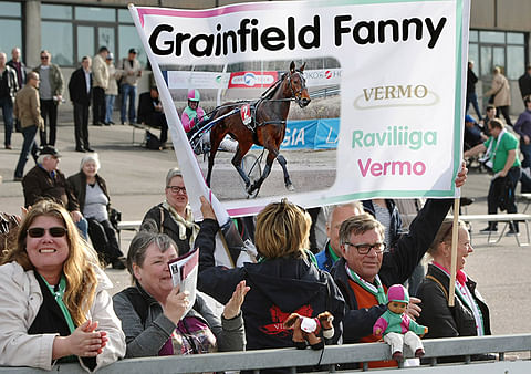 Vermon raviliigalaisia kannustamassa hevostaan Grainfield Fannya, joka juoksi ensimmäisen voittonsa toukokuussa.