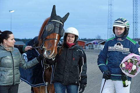 Ryti-Tytön kanssa tammikuussa Miia Jussila, Henna Mikkonen ja Jonny Länsimäki.