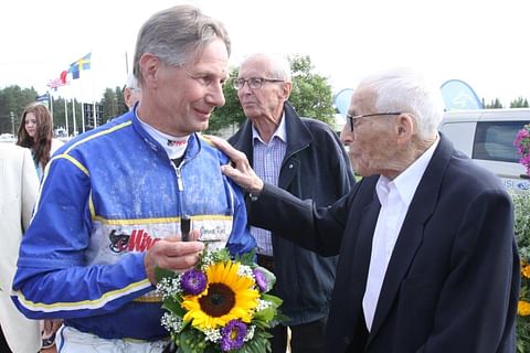 Jorma Kontion voittoa numero 9979 oli onnittelemassa myös sotaveteraani Hannes Hynönen