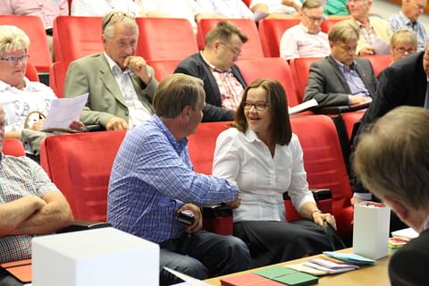 Hippoksen hallituksen jäsen Janne Ojanen ja Päivi Nerg valtuuskunnan kokouksessa.
