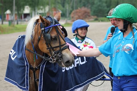 Miniayr ja Pinja Iltanen voittajahaastattelussa.