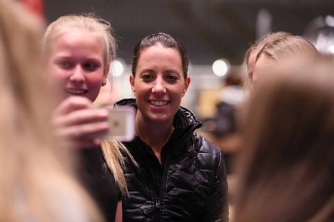 Charlotte Dujardin on ollut monen idoli. Hän piti viisi vuotta sitten klinikan Oslo Horse Show'ssa, josta kuva. Nyt sponsorit ja tukijat kaikkoavat ratsastajan ympäriltä. 