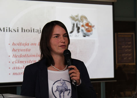 Ypäjän Hevosopiston markkinointipäällikkö Irina Keinänen kertoi hoitajan roolista hevosen äänenä sosiaalisessa mediassa.