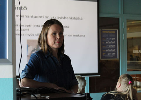Hippoksen johtava eläinlääkäri Katja Hautala sanoo olevansa tyytyväinen lisäyksiin, joita ravikilpailusääntöihin tehtiin. Kuva: Hanna Laakso.