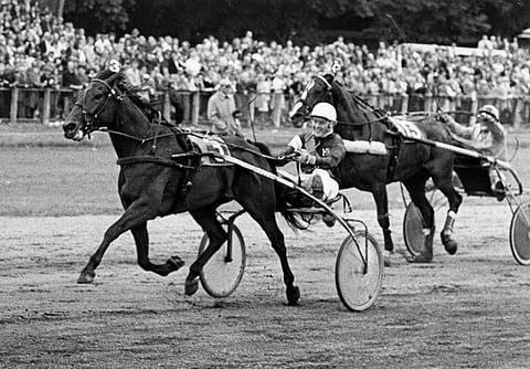 Charme Asserdal voittaa Grote Prijs der Lage Landenin 1978 ja Heikki Korpea hymyilyttää.