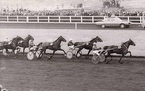 Prix d’Ameriqueta 1979 on juostu puolisen kilometriä ja toisena juoksevan Charmen rattailla Heikki Korpi toteaa tamman tulleen hylätyksi alkulaukasta. Uno Boy juoksee neljäntenä ja pian senkin kisa pilaantuu laukkaan.