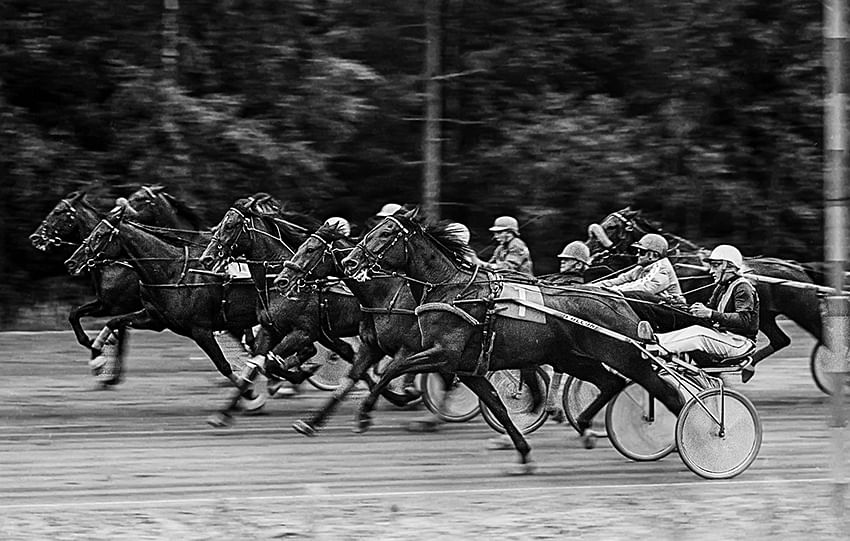 Näin alkaa Mikkelin historiallinen EE-juoksu 5.7.1977. Charme pyyhältää sisäradaltaan heti johtoon.