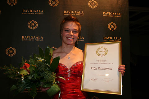 Vilja Paunonen palkittiin Target Hossin vuonna 2009 Vuoden Hevosenhoitajana Suomen ravigaalassa. Nyt hän työskentelee Ranskassa Fabrice Souloyn menestystallissa.