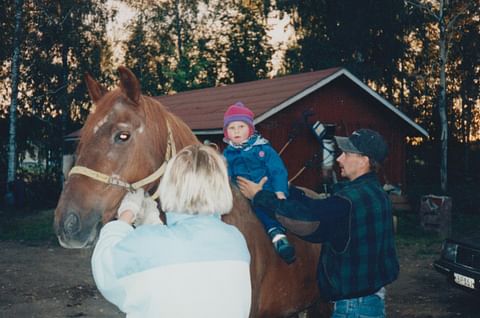 Perhe koolla vuonna 1996. Scotch Prince, Tarja ja Mika Ahlström sekä selässä Emilia.