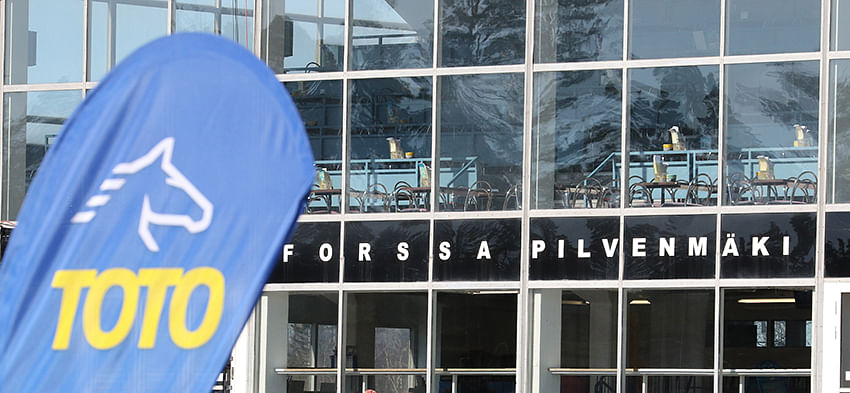 Forssan raviradan toiminnanjohtaja Elina Hirvonen esitteli uuden Hevosalan Areena -tapahtuman Jalostuspäivien iltatapahtumassa. 