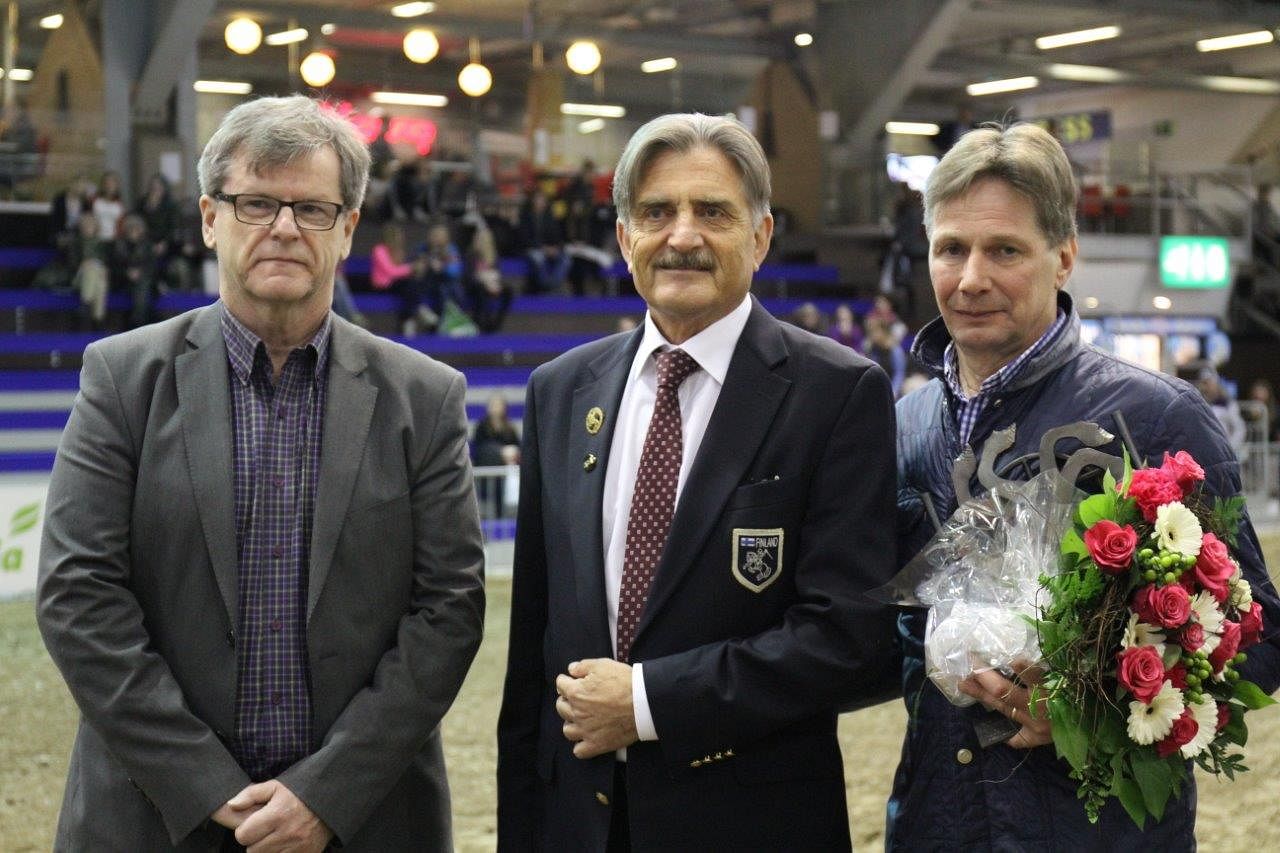 Jorma Kontio vastaanotti palkinnon myös tyttärensä Anna-Julian puolesta, palkintoa jakamassa olivat ravivalmentajien Tuomo Pekonen ja ratsastajainliiton Fred Sundwall