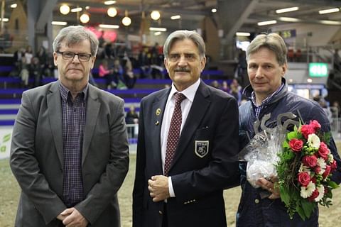 Jorma Kontio vastaanotti palkinnon myös tyttärensä Anna-Julian puolesta, palkintoa jakamassa olivat ravivalmentajien Tuomo Pekonen ja ratsastajainliiton Fred Sundwall