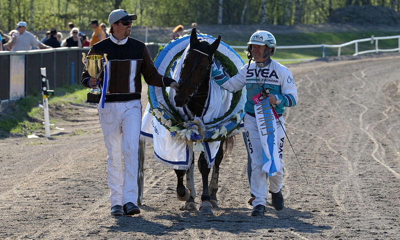 Voittajien on helppo hymyillä. Daniel Redén ja Örjan Kihlström taluttavat Finlandia-voittaja Propulsionia.