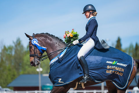 Anna Tallberg ja Fernet ovat hallitsevia Suomen mestareita nuorissa ratsastajissa.
