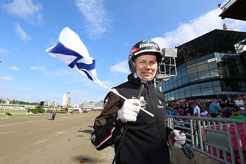 Mika Forss juhlisti Vitterin Elitkampenin voittoa sinivalkoinen lippu heiluen toukokuussa Solvallassa.