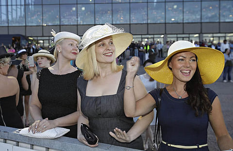 Royal Ascot on tunnettu hattuloistosta. Leidit näyttävät Vermossa mallia.