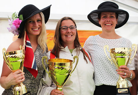 Norjan Amanda Robertsen (vas), Espanjan Maria Francisca Sureda Barvcelo ja Hollannin Hiltje Tjalsma vastaanottivat EM-pokaalit Lahti Ascot -tapahtuman yhteydessä.