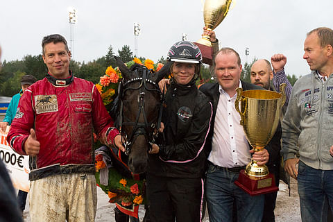 Ohjastaja Janne Soronen, valmentaja Katja Melkko, osaomistaja Juhani Korhonen sekä kasvattajakaksikosta Petri Rahko olivat vain osa suurta juhlaryhmää Derby-voittaja Elian Webin ympärillä.